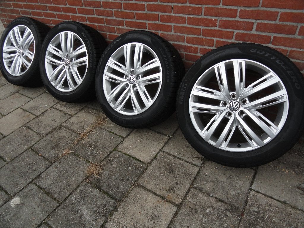 Volkswagen Tiguan alu velgen origineel ,winterbanden 19 inch, Auto-onderdelen, Gebruikt, Banden en Velgen, Winterbanden, 235 mm