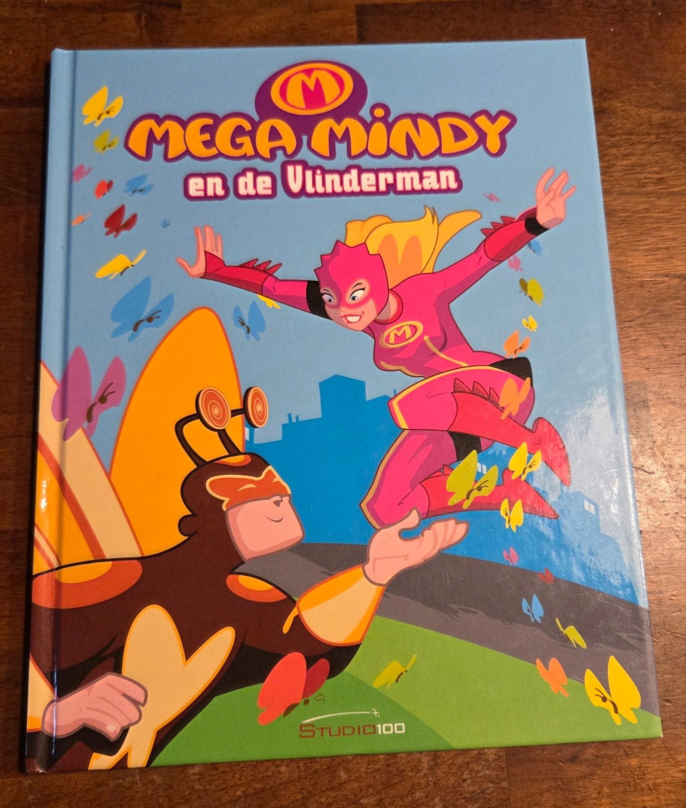 Mega Mindy en de Vlinderman - Studio 100 Boek, Studio 100, Fictie algemeen, Ophalen of Verzenden, Zo goed als nieuw