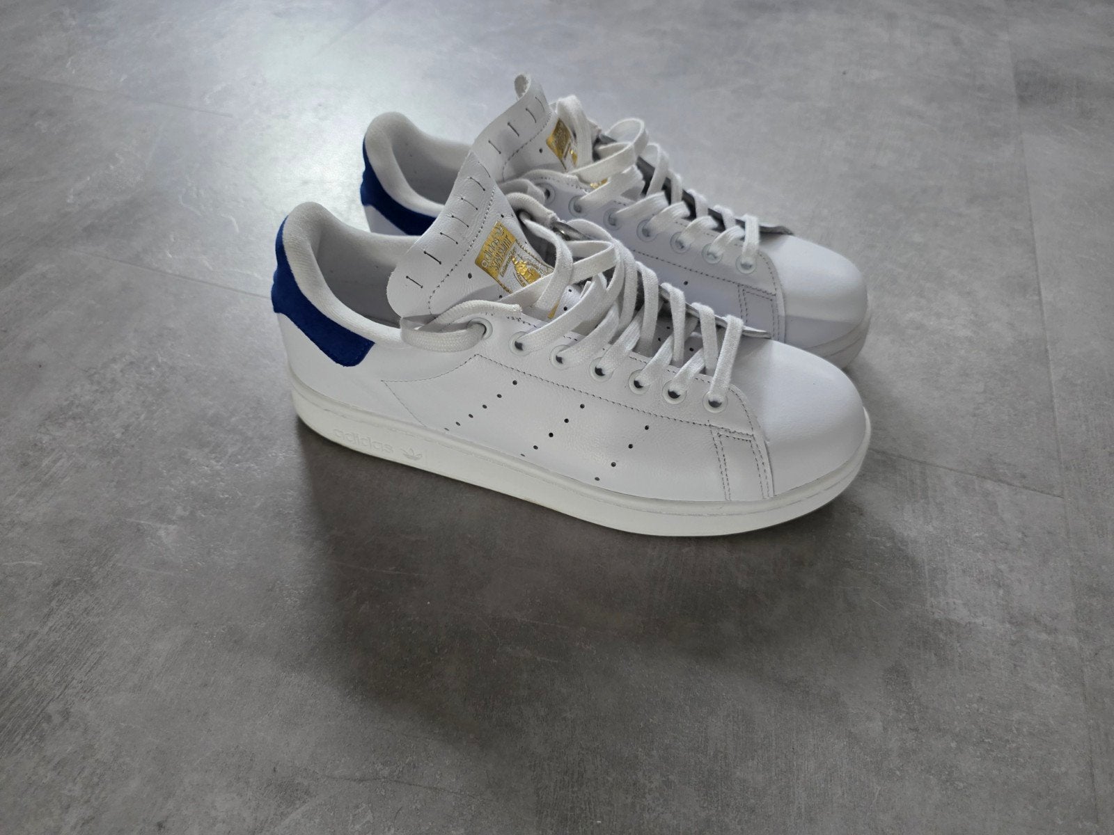 Adidas VeloStan Smith Maat 42 sneakers wit met blauw accent, Kleding | Dames, Schoenen, Ophalen, Zo goed als nieuw, Wit, Sneakers of Gympen