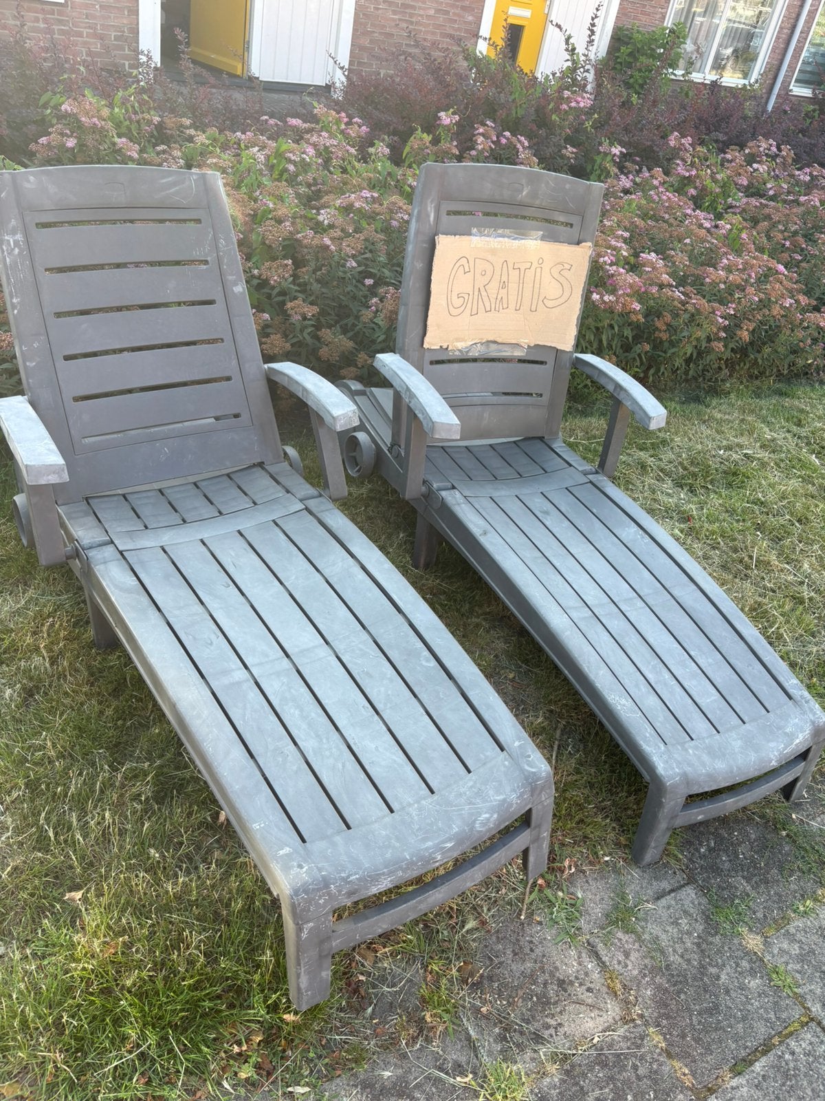 2 gratis ligbedden, Tuin en Terras, Ligbedden, Ophalen, Gebruikt, Kunststof, Verstelbaar