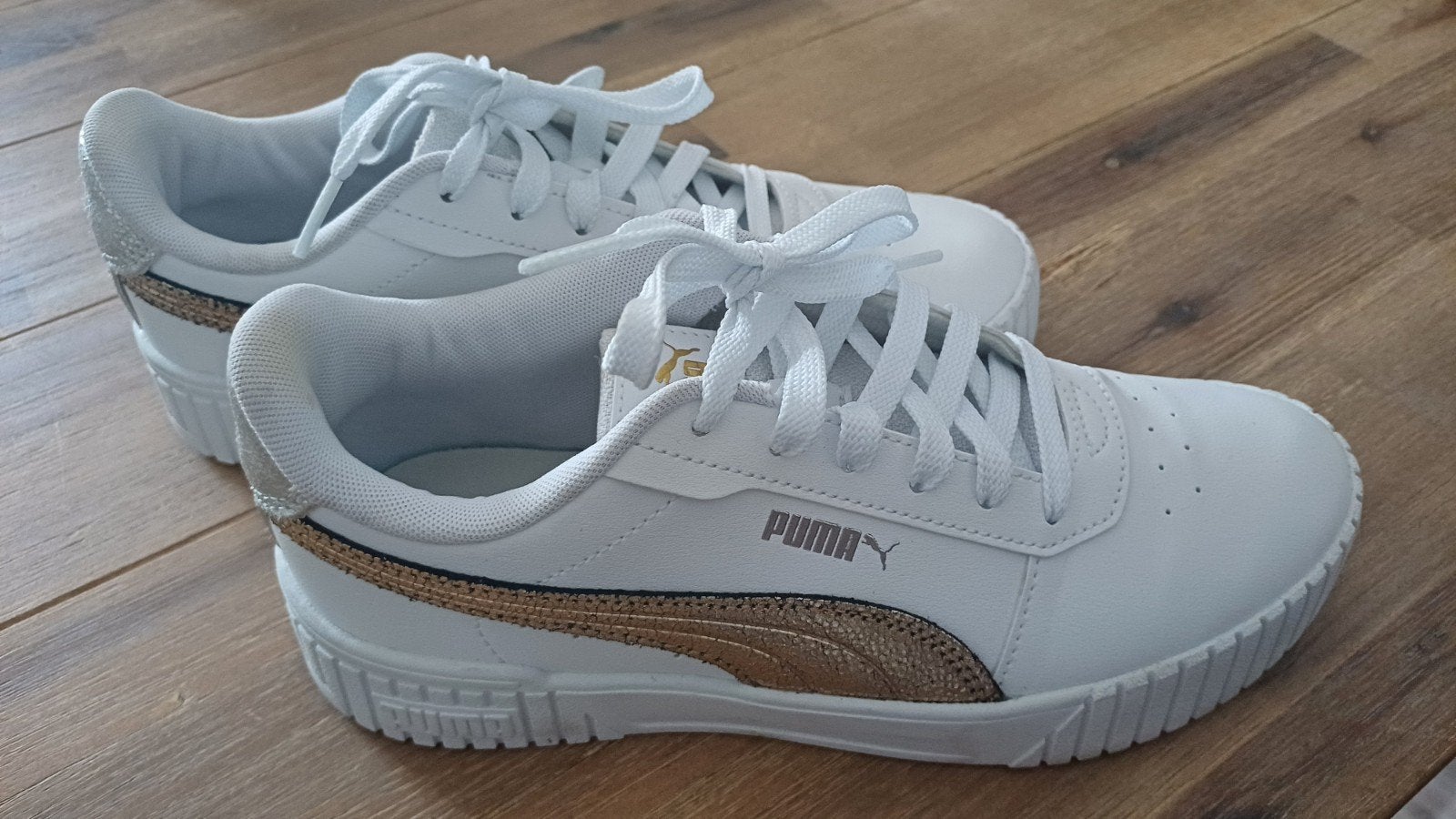 Puma Carina sneakers wit met goud, maat 39, Kleding | Dames, Puma, Wit, Ophalen of Verzenden, Sneakers of Gympen