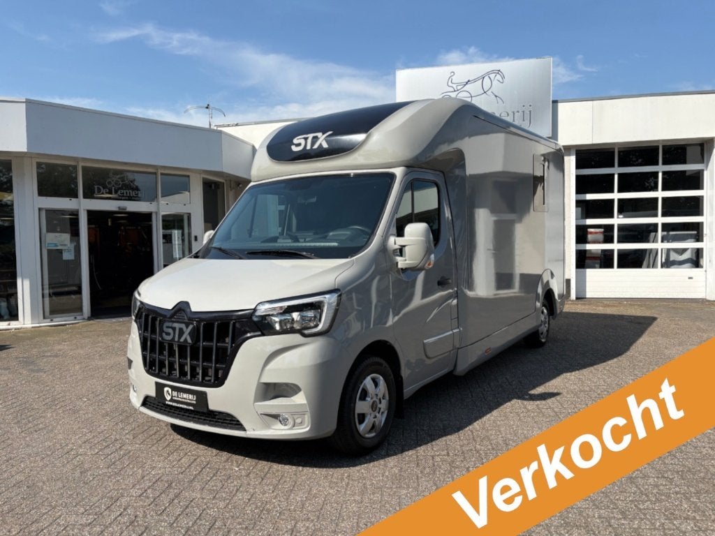 Verkocht:Renault Master STX Hengstenuitvoering Handbak 2022, Ophalen, Zo goed als nieuw, Polyester, 2-paards trailer