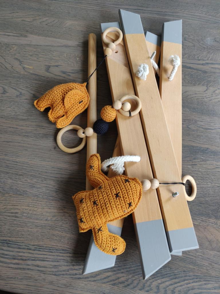 Babygym hout en gebreide accessoires, Kinderen en Baby's, Speelgoed | Babyspeelgoed, Ophalen of Verzenden, Zo goed als nieuw, Babygym
