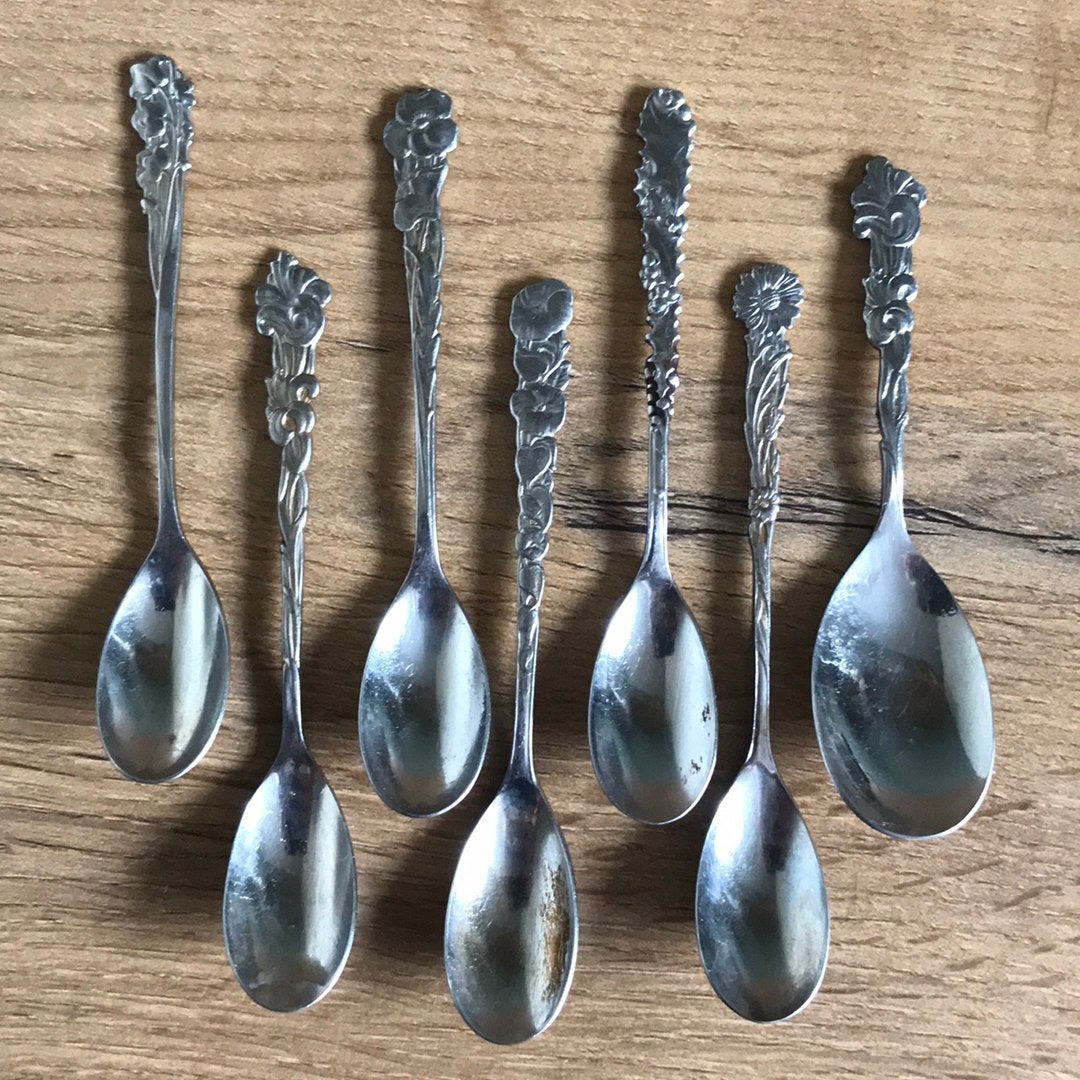 6 theelepeltjes 1 Suikerschepje Gero zilmeta bloemen, Antiek en Kunst, Curiosa en Brocante, Ophalen of Verzenden
