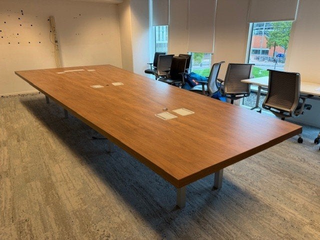 Grote vergadertafel 550 cm met stopcontacten en kabelgoot, Gebruikt, 200 cm of meer, Ophalen of Verzenden, Vijf personen of meer