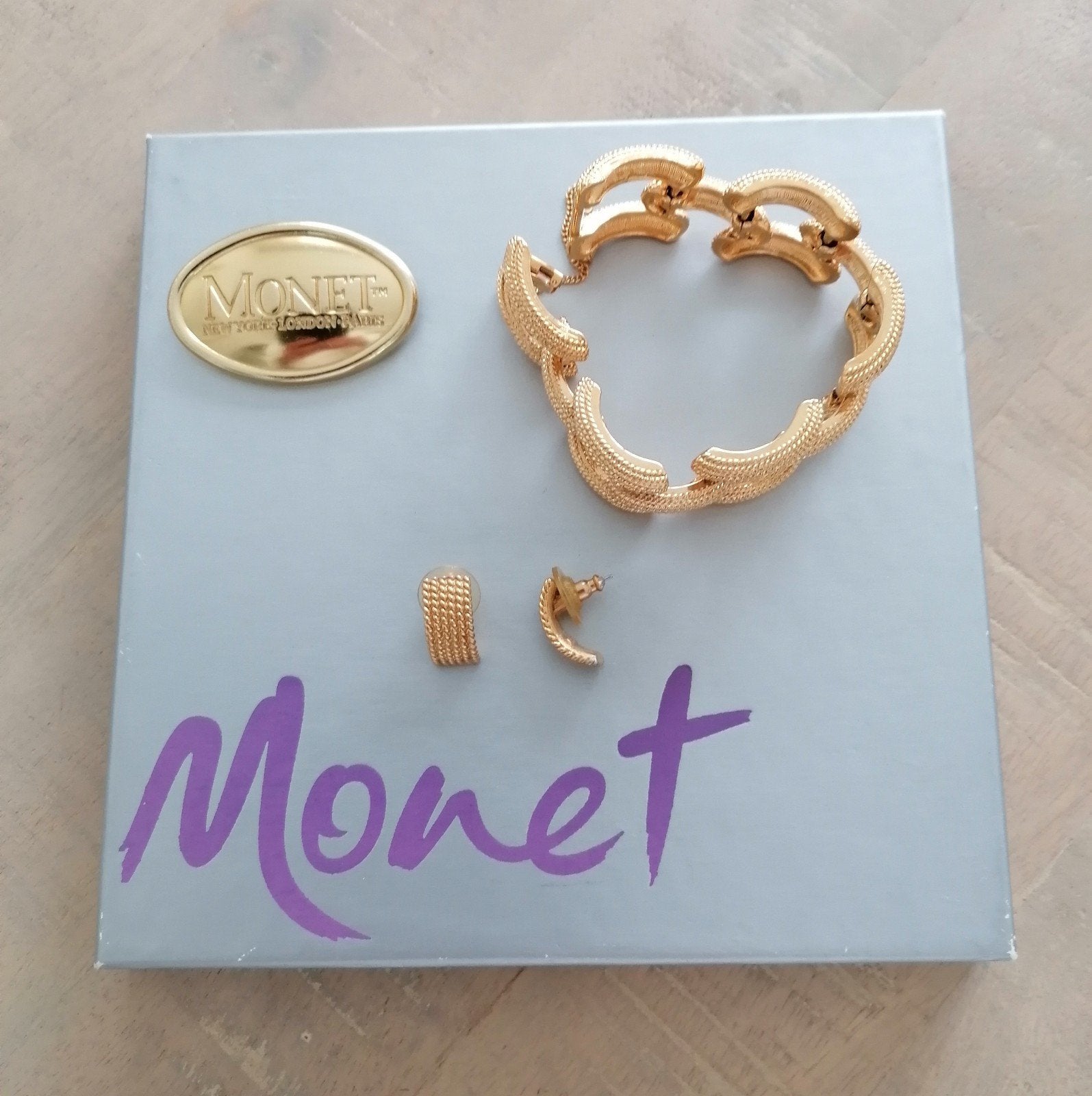 Monet armband met oorbellen, Ophalen of Verzenden, Nieuw, Goud, Overige materialen