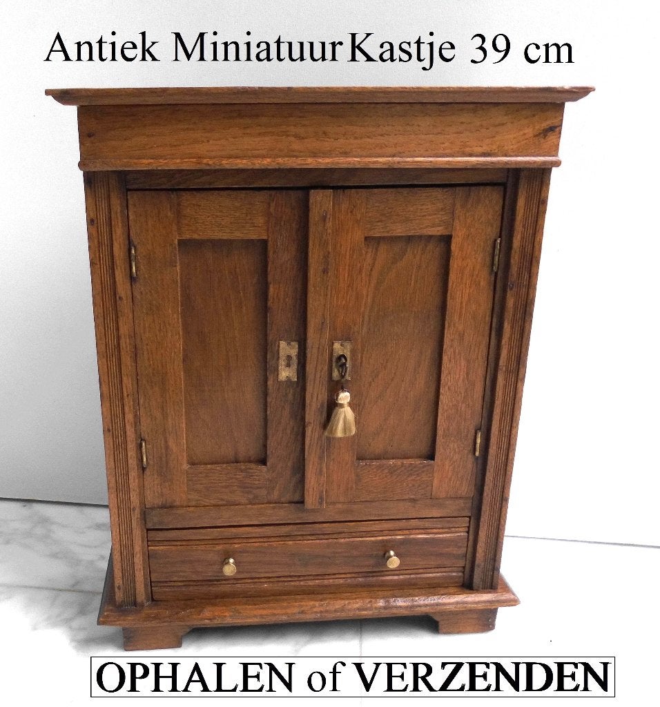 Antiek eiken miniatuur kastje (met originele inhoud), Ophalen