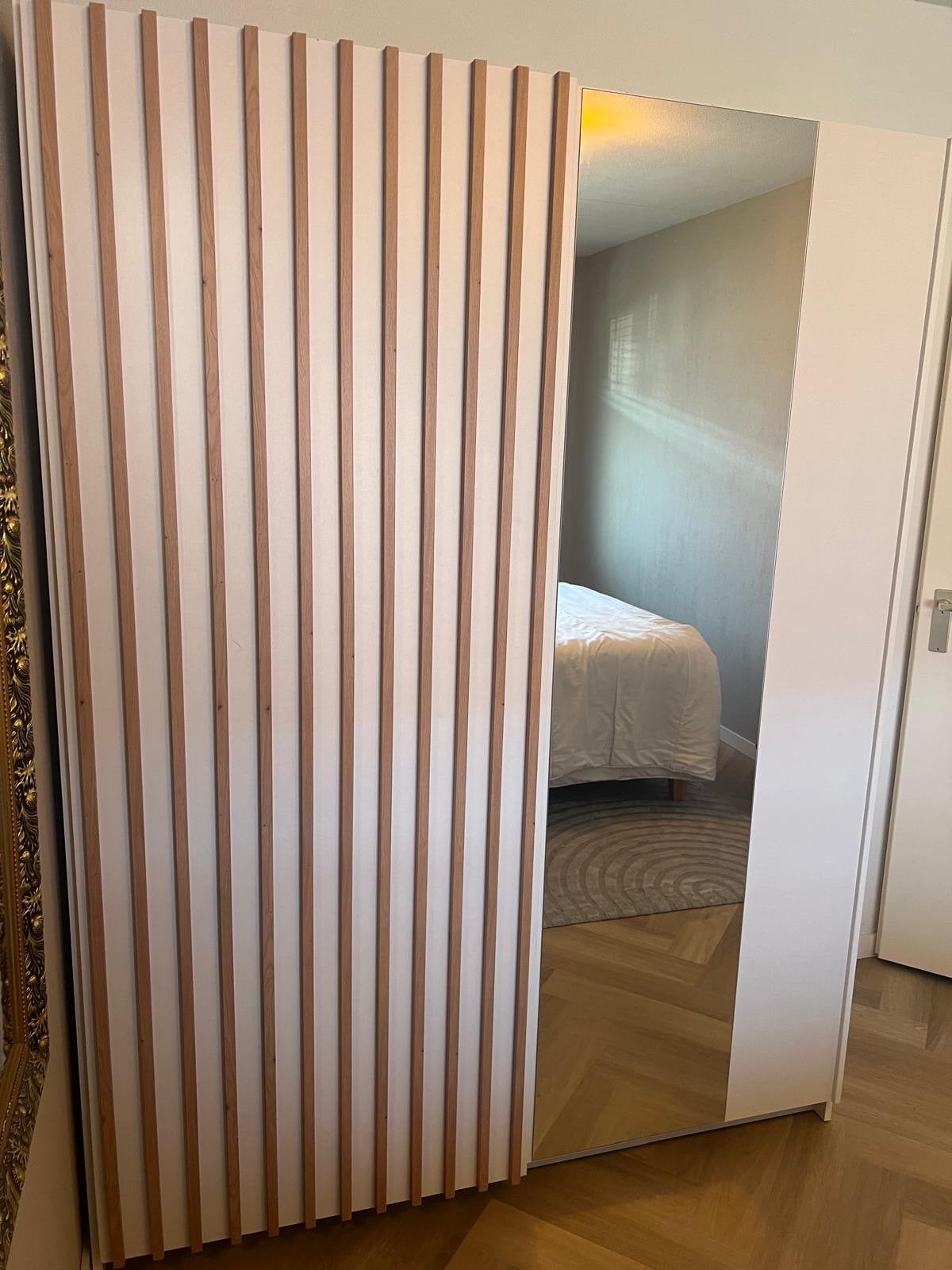 Moderne kledingkast met spiegel en houten accenten, Huis en Inrichting, Ophalen, 100 tot 150 cm, Zo goed als nieuw, 150 tot 200 cm