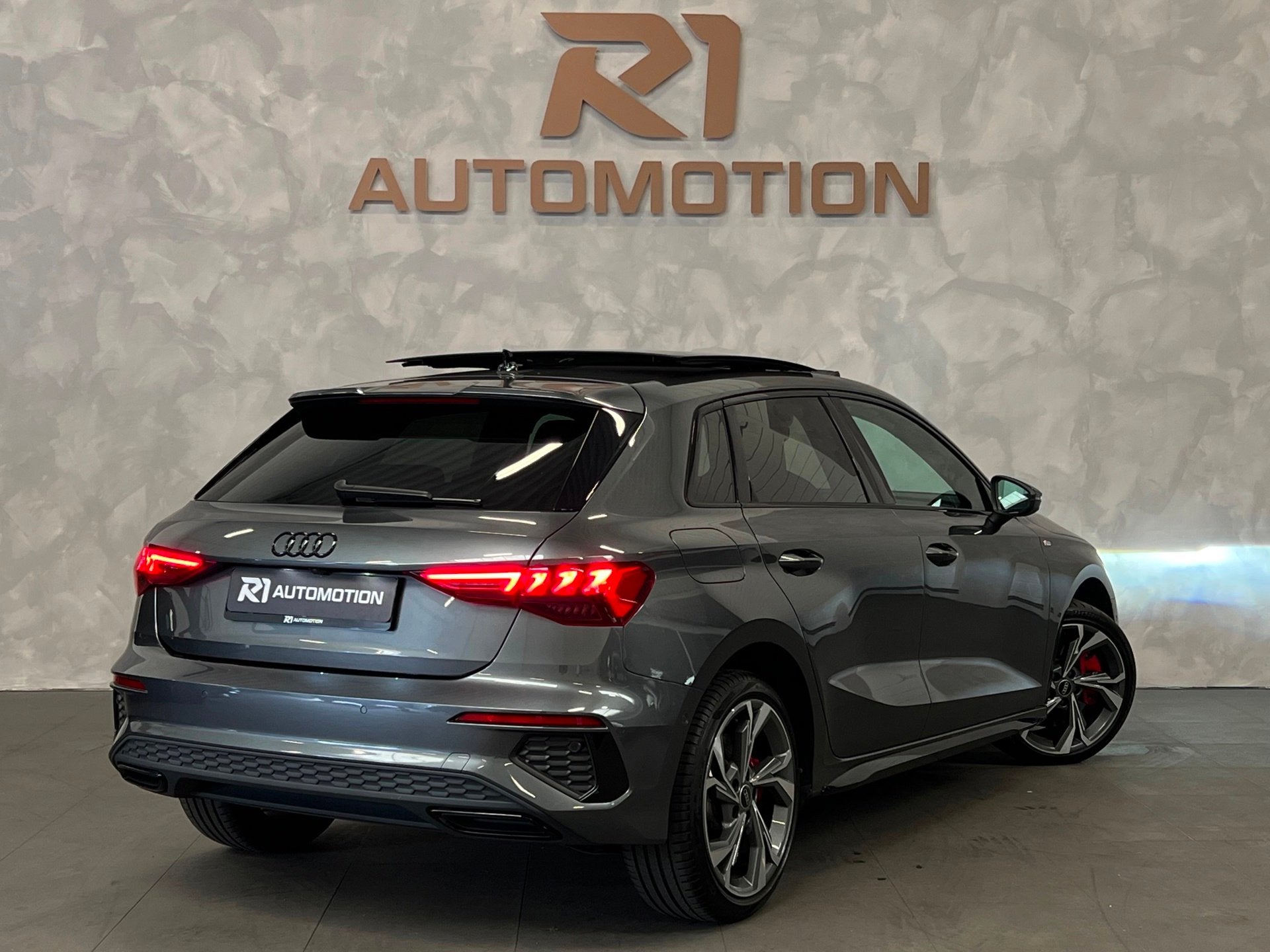Audi A3 Sportback 45 TFSI e 3x S LINE Competition PANO|MASSA, Auto's, Dealer onderhouden, Gebruikt, 4 cilinders, Hybride Elektrisch/Benzine