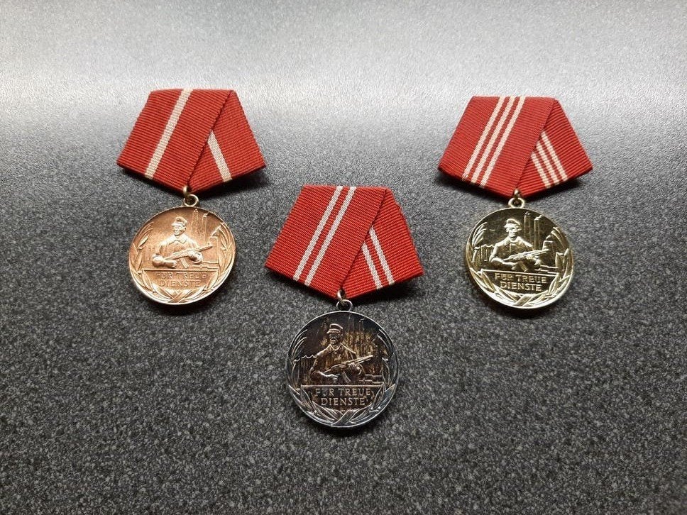 DDR  -  trouwe  Dienst  medailles  / 3 stuks., Ophalen of Verzenden, Landmacht, Duitsland, Lintje, Medaille of Wings