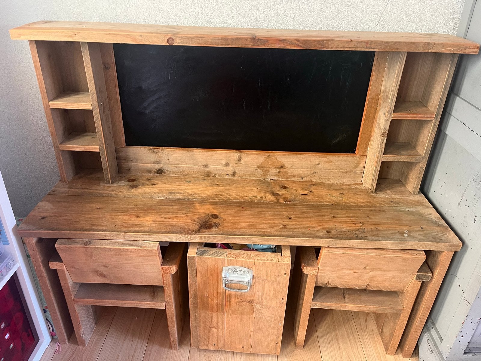 Uniek houten kinderbureau met krijtbord en opbergruimte, Ophalen, Gebruikt, Kinderbureau, Bruin