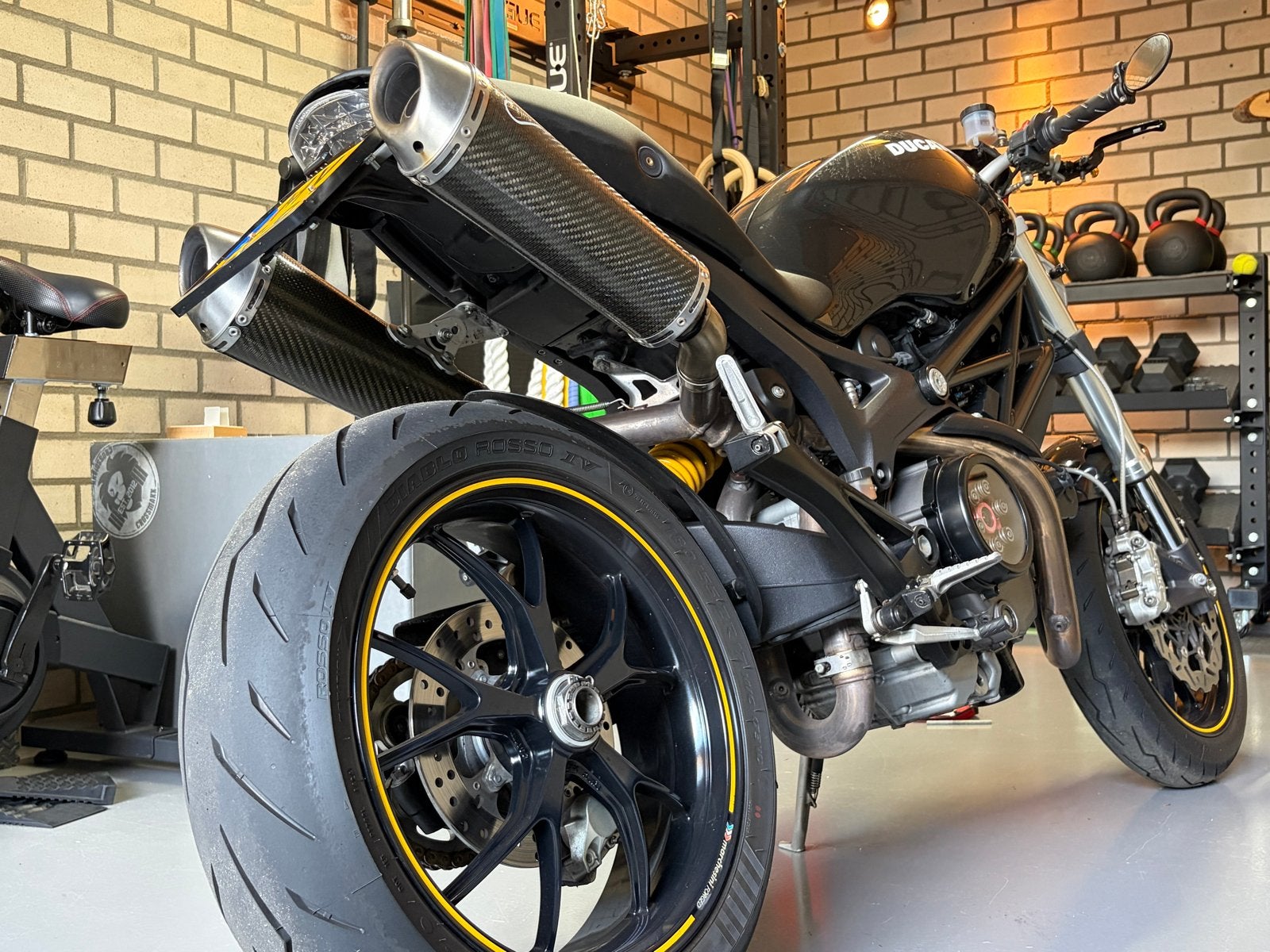 Ducati Monster 1100 ZWART 2009 , lage KM stand!, Motoren, 2 cilinders, Sportuitlaat, Motorrijbewijs A, Gebruikt