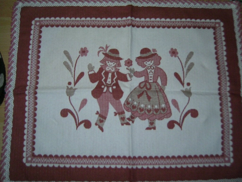 Mooi retro kleedje 2 kinderen. Austria. In perfecte staat., Verzamelen, Retro, Ophalen of Verzenden, Huis en Inrichting