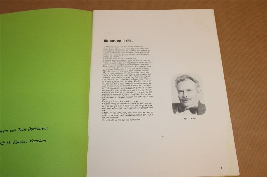 Bie ons op \'t Dörp [1984] — Verhalen in Gronings Dialect, Ophalen of Verzenden, Gelezen