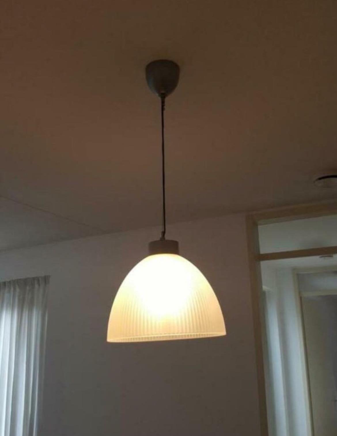 Grote 34cm witte mooie hanglamp met geribbeld glazen kap, Modern, E27 (groot), Ophalen of Verzenden, Glas