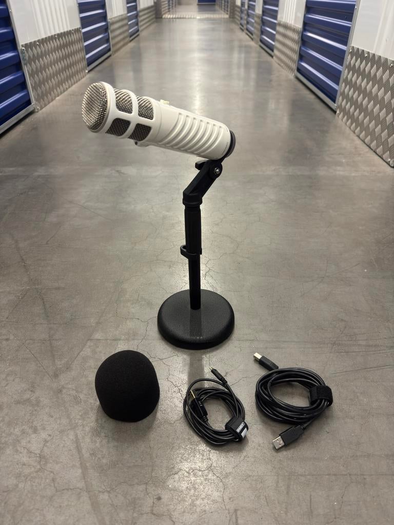 RØDE Podcaster USB Microfoon met DS1 Tafelstandaard, Muziek en Instrumenten, Microfoons, Ophalen of Verzenden, Zo goed als nieuw