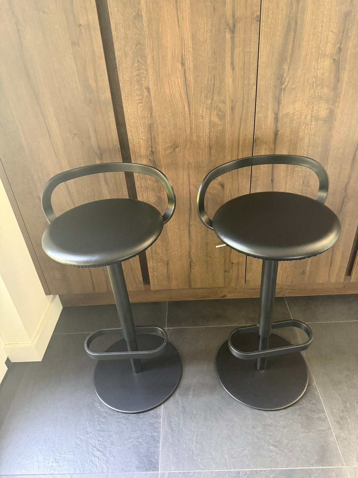 2 luxe barkrukken. Merk Doeco. Zwart leer, Ophalen, Draaibaar, 60 tot 90 cm, Leer