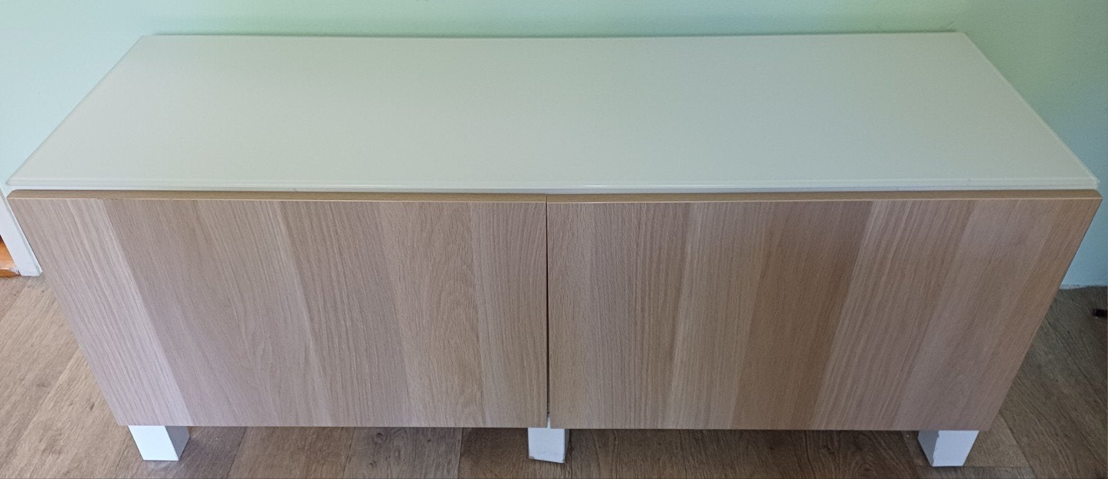 Witte Besta kast met houten deuren en glazen bovenblad, Huis en Inrichting, Ophalen, 100 tot 150 cm, Glas, Modern