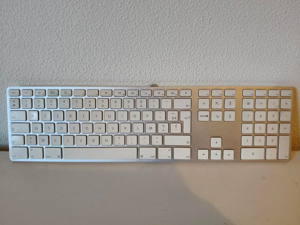 Apple toetsenbord met numeriek deel - AZERTY, Computers en Software, Toetsenborden, Gebruikt, Azerty, Bedraad, Ophalen of Verzenden