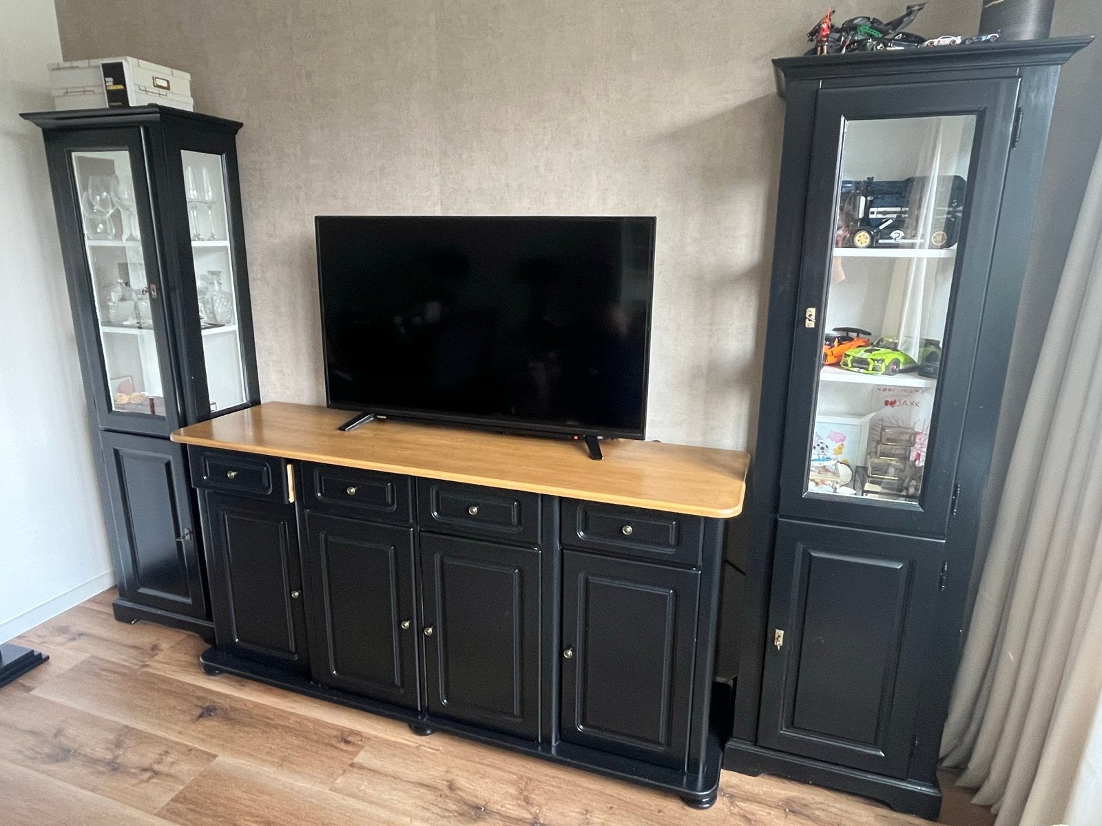 Zwart dressoir met vitrinekasten - Landelijke stijl, Ophalen, Met lade(s), Zo goed als nieuw, 200 cm of meer