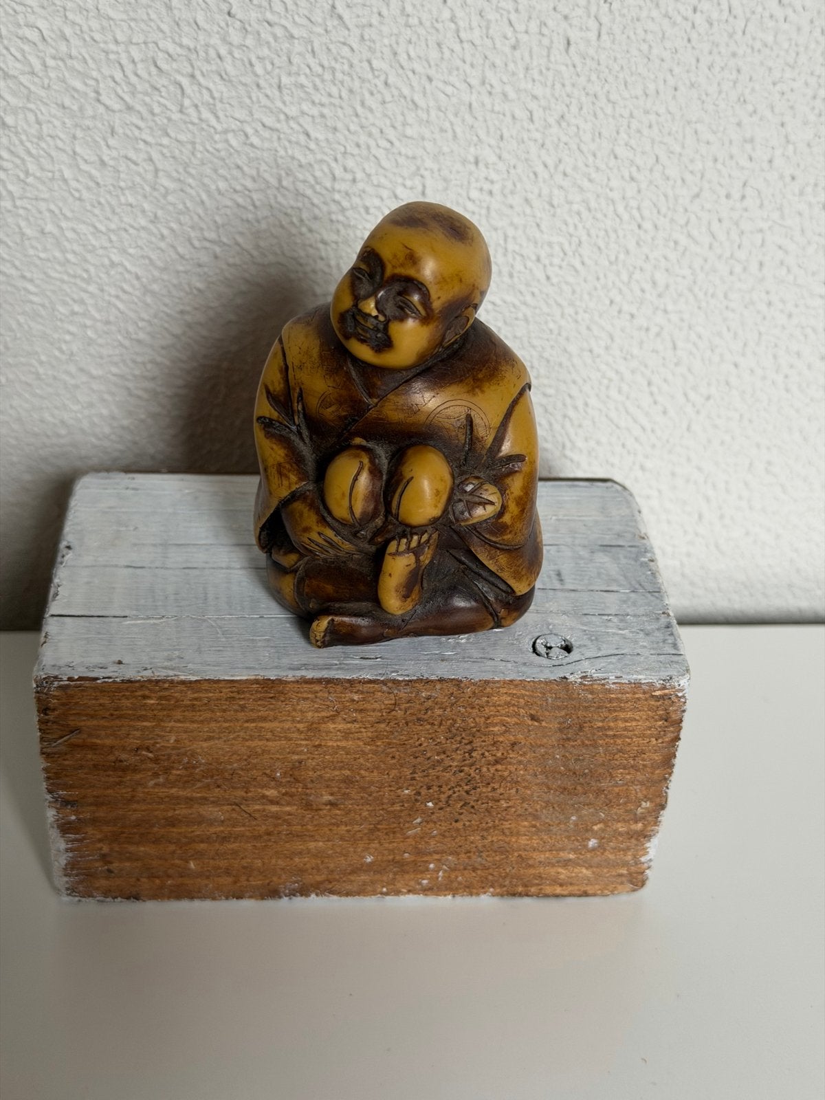 Antiek  beeldje van een lachende monnik, Antiek en Kunst, Kunst | Beelden en Houtsnijwerken, Minder dan 20 cm, Ophalen of Verzenden
