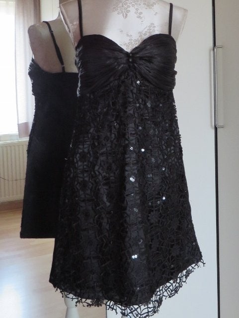 Te koop aangeboden: Galajurk, kort model., Galajurk, Zwart, Maat 42/44 (L), Nieuw