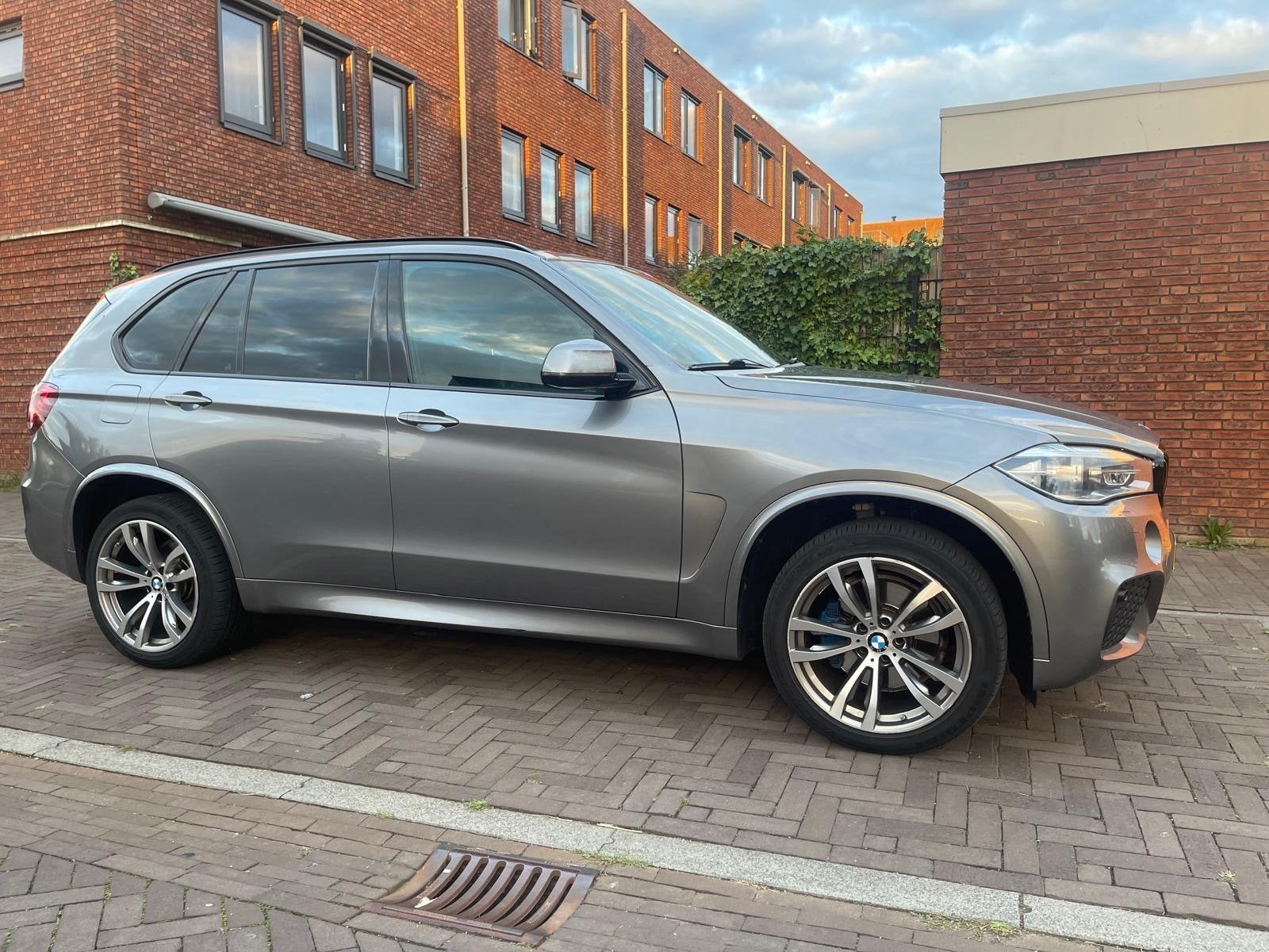 BMW X5 Xdrive40e Iperformance 313pk Aut 2016 Grijs, Auto's, X5, Vierwielaandrijving, 147 €/maand, SUV of Terreinwagen