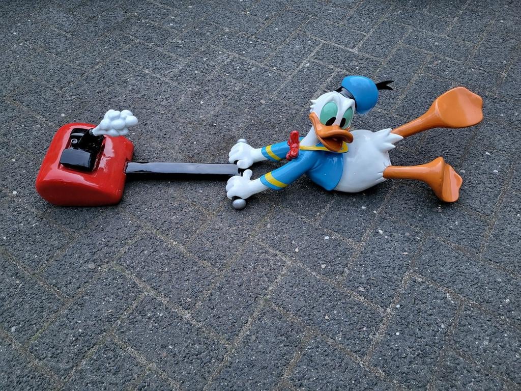 Donald Duck reclame beeld achter een grasmaaier., Overige typen, Onbekend, Ophalen of Verzenden, Zo goed als nieuw