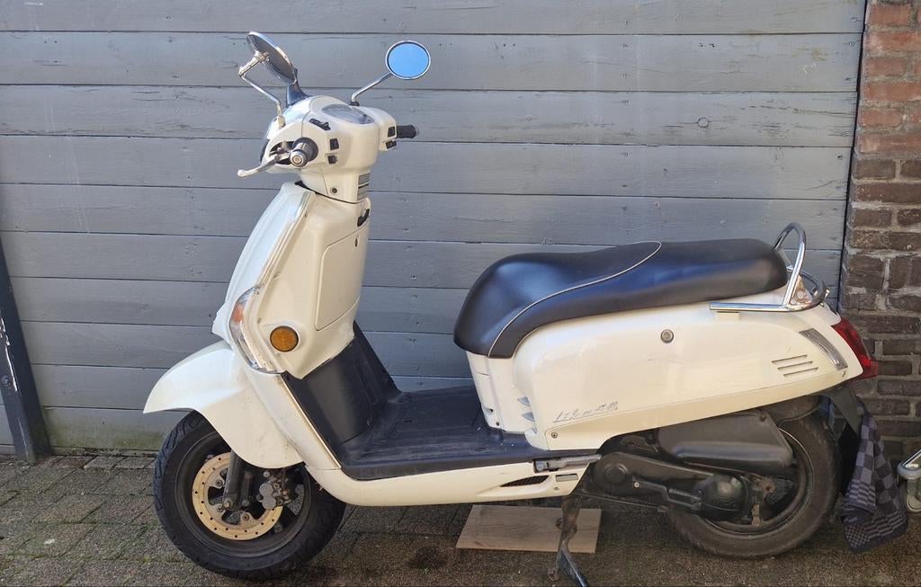 Te koop kymco scooter voor loop of sloop, Fietsen en Brommers, Scooters | Kymco, Gebruikt, Overige modellen, Benzine, Ophalen