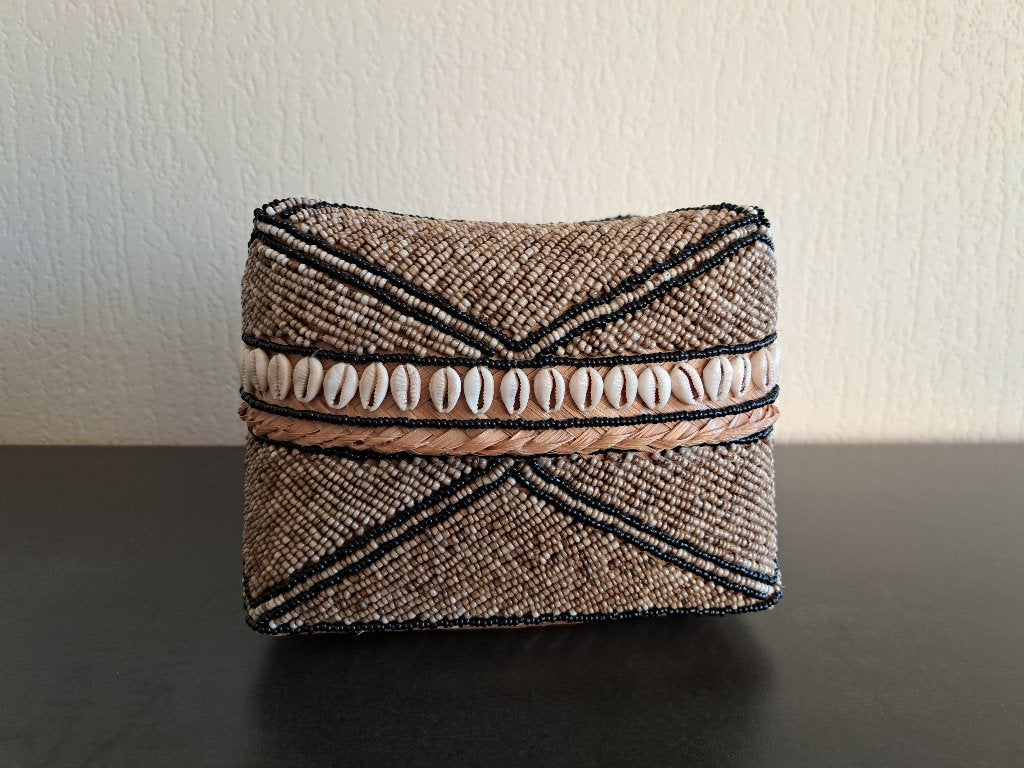 Handgemaakte offermand donker/zandkleur met witte schelpen, Overige materialen, Mand, Vierkant, Ophalen of Verzenden