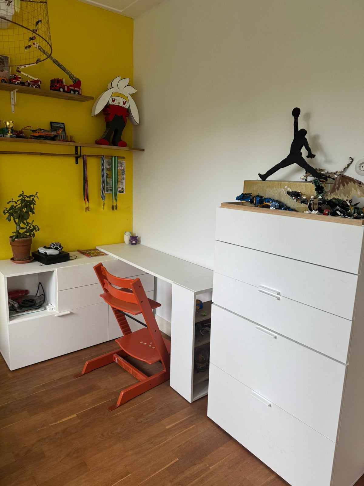 JUNOR BUREAU ELEMENT MET DRESSOIR LAAG EN LADENKAST | WIT, Ophalen, 100 tot 150 cm, 5 laden of meer, 100 tot 150 cm