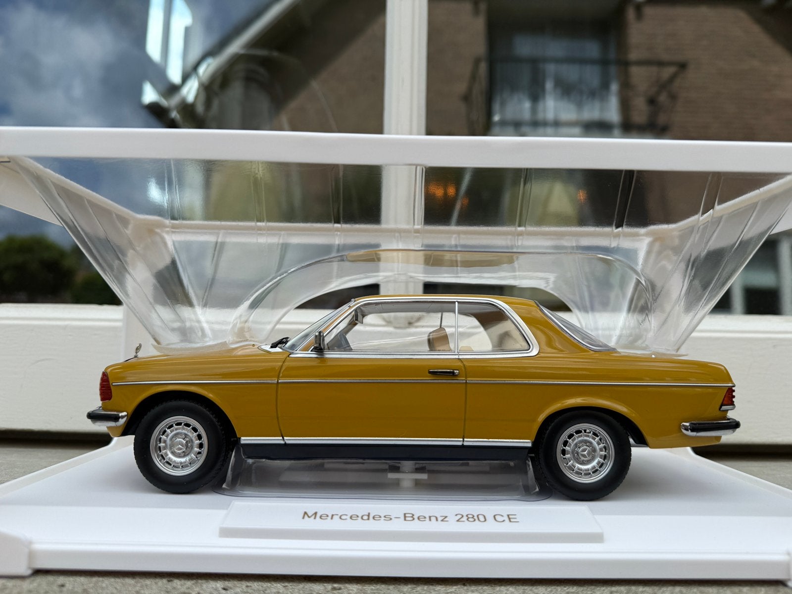 1:18 Mercedes C123 280 CE Coupe Sahara geel 1980 Norev, Auto, Norev, 70-72 Av. de Bohlen, Vaulx-en-Velin, 69120, France, Norev