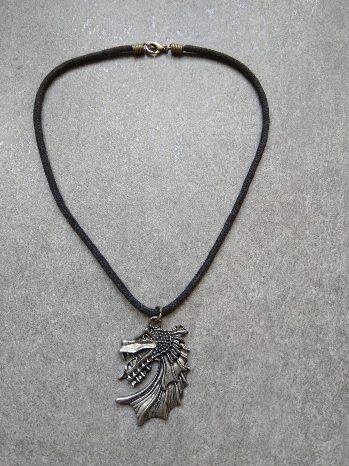 Ketting met zilverkleurige draken kop eraan., Ophalen of Verzenden, Zo goed als nieuw, Zilver, Ketting