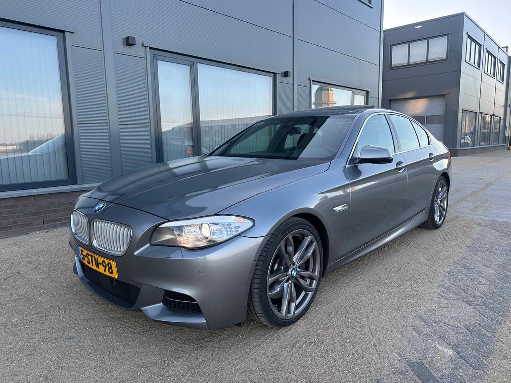 BMW 5-serie M550xd // 380PK // 360 Camera // Alcantara hemel, Auto's, BMW, Automaat, Gebruikt, 2993 cc, 2000 kg