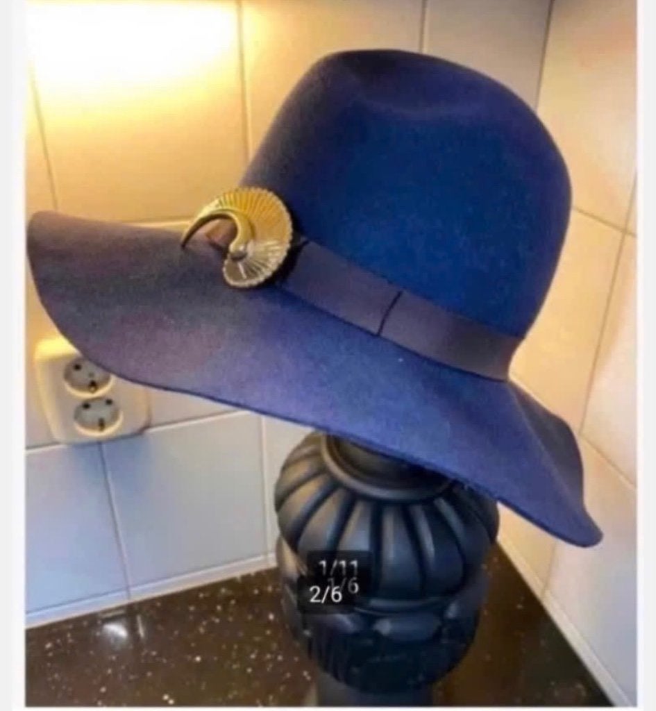 Vintage blauwe hoed met gratis mooie broche, Zo goed als nieuw, X, One size fits all, Ophalen of Verzenden