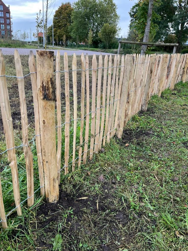 Kastanje houten palen afrastering schutting oprit terras