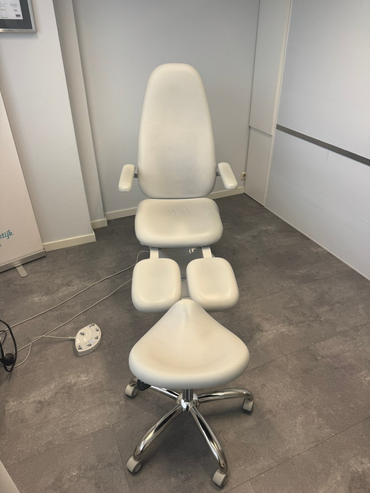 Gratis pedicurestoel met kruk, Ophalen