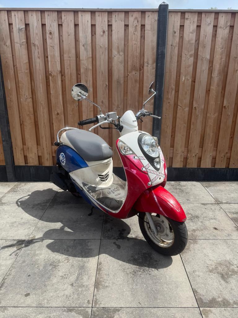 Sym mio 50 brom rood blauw wit, Gebruikt, Maximaal 45 km/u, Ophalen of Verzenden, Benzine