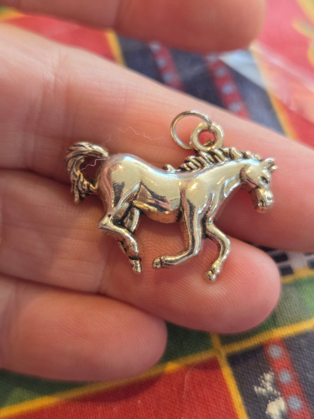 Zilverkleurige paarden bedel/hangertje, Ophalen of Verzenden, Zo goed als nieuw, Overige materialen, Dier
