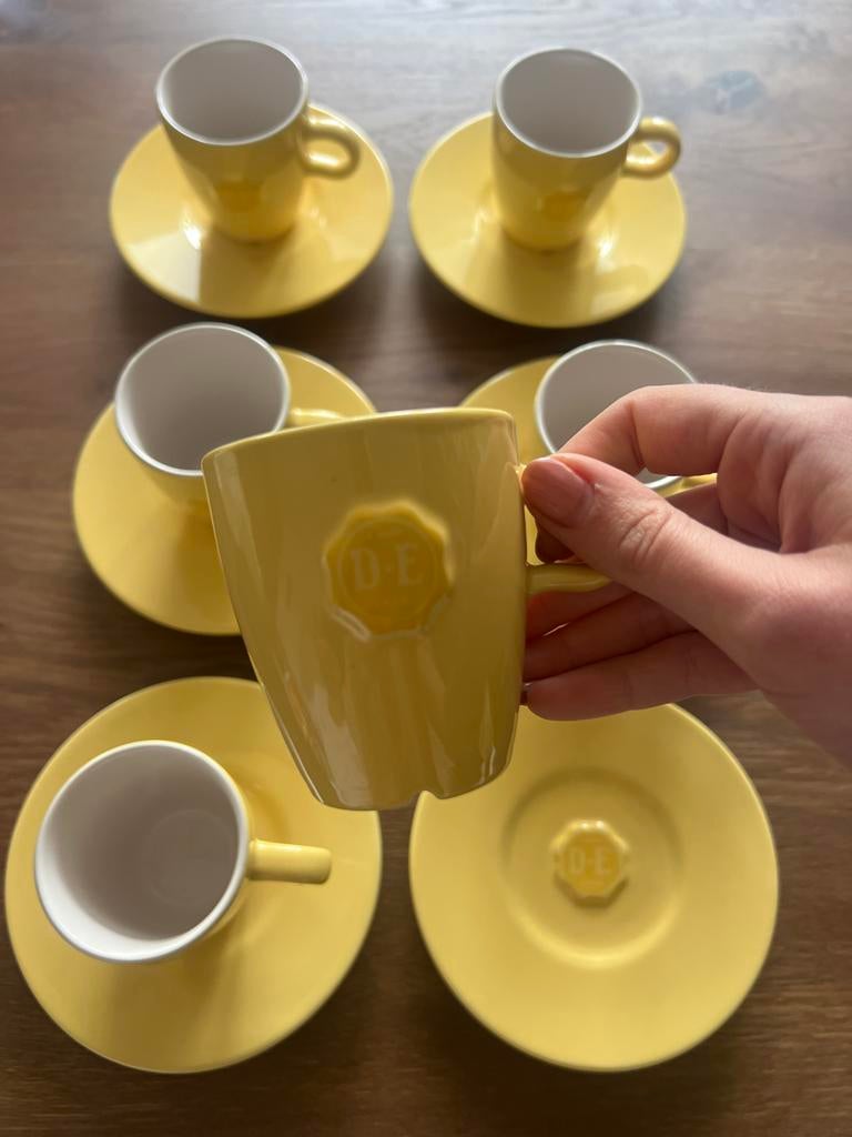 6 Douwe Egberts kop en schotel - Geel, Gebruikt, Keramiek, Ophalen of Verzenden, Overige stijlen