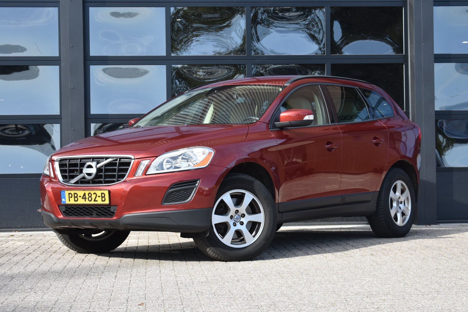 Volvo XC60 2.0 D3 Kinetic '12 Leder Clima Navi Cruise Inruil, Auto's, Voorwielaandrijving, Euro 5, 136 pk, Gebruikt