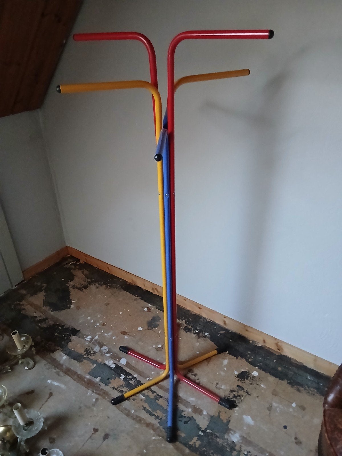 Vintage  Kinderkapstok Memphis Stijl 1989 Törd Björklund, Ophalen, 100 tot 150 cm, Zo goed als nieuw, Metaal