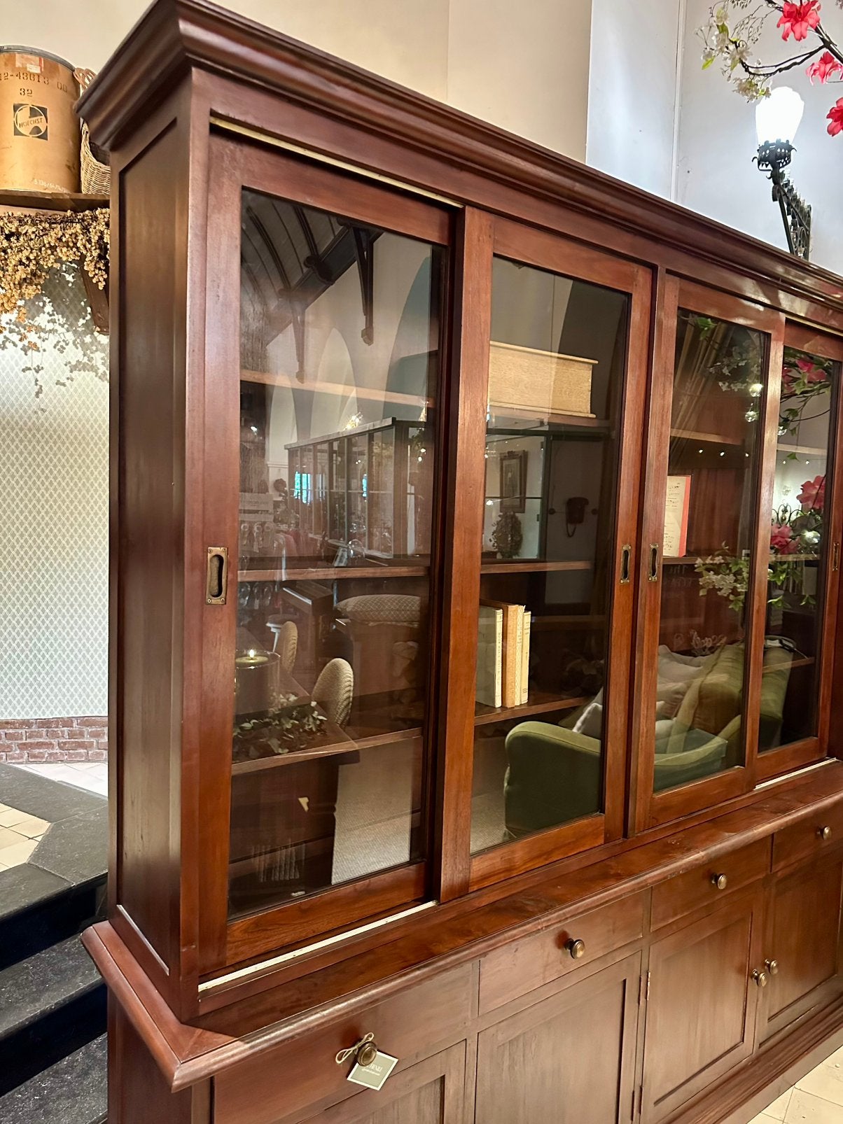Masief houten vitrine kast, 2 delig met schuifdeuren, Ophalen, 200 cm of meer, Info@ilfienile.nl, Zo goed als nieuw