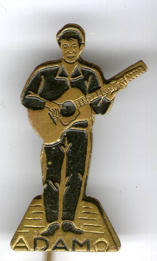 ADAMO staand zwart op koper zanger speldje ( R_008 ), Verzamelen, Verzenden, Zo goed als nieuw, Figuurtje, Speldje of Pin