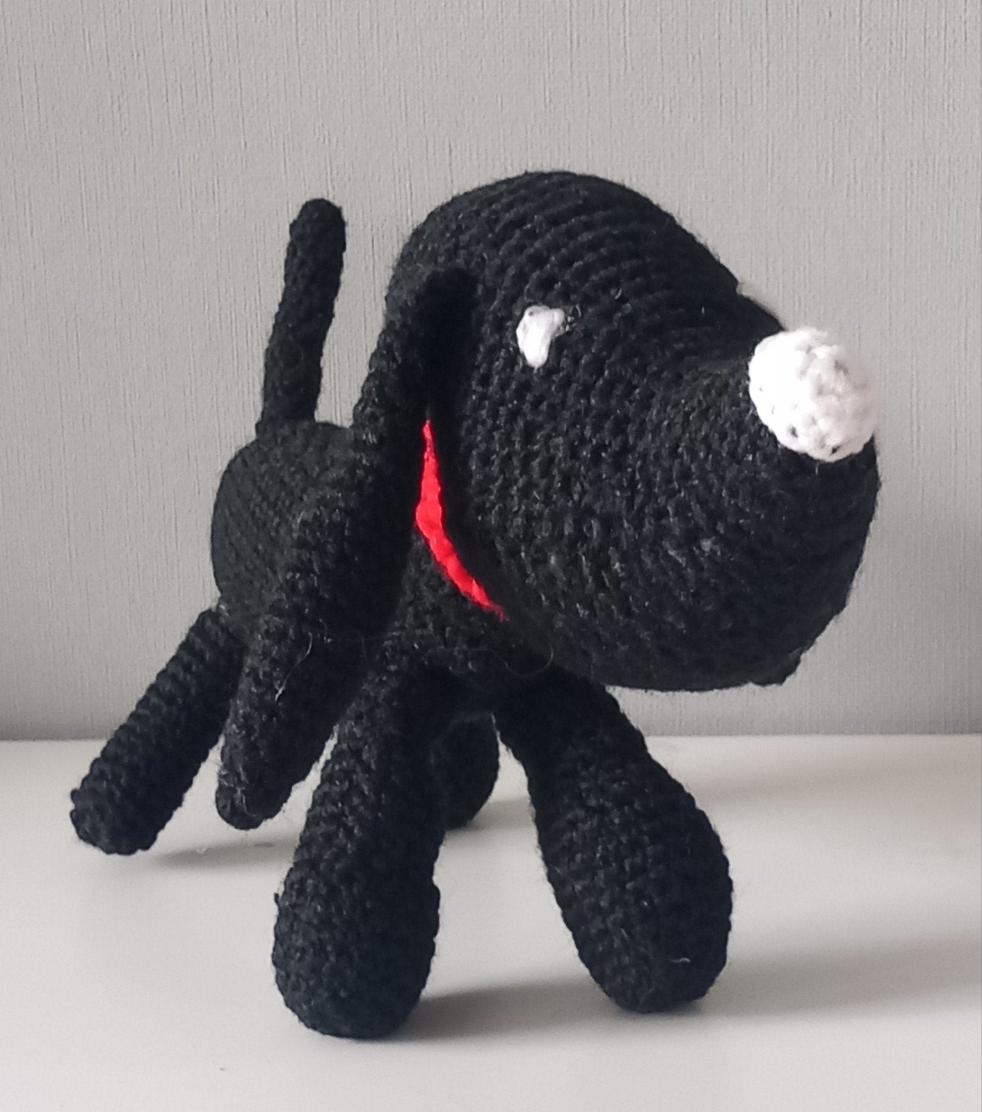Gehaakte zwarte hond met rode halsband, Kinderen en Baby's, Speelgoed | Knuffels en Pluche, Hema, Nieuw, Zwart, Middelgroot (20 tot 80 cm)