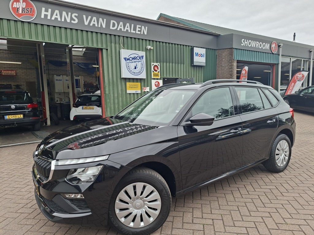Skoda Kamiq 1.0 TSI nieuw model (bj 2024), Auto's, Gebruikt, Euro 6, 1133 kg, Zwart