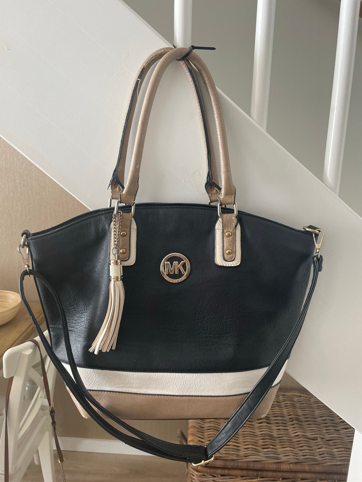 Michel kors  Zwart-Beige Handtas met Kwastje en MK-logo, Ophalen of Verzenden, Gebruikt, Zwart, Handtas