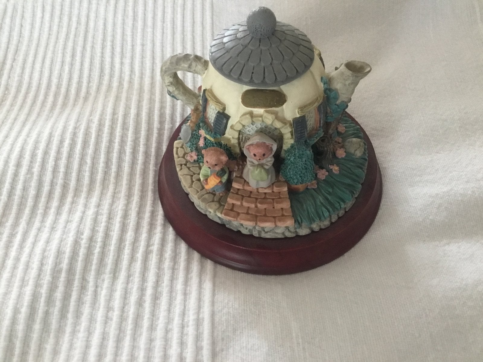 Decoratieve theepot met beertjes - Uniek verzamelobject, Ophalen of Verzenden, Zo goed als nieuw