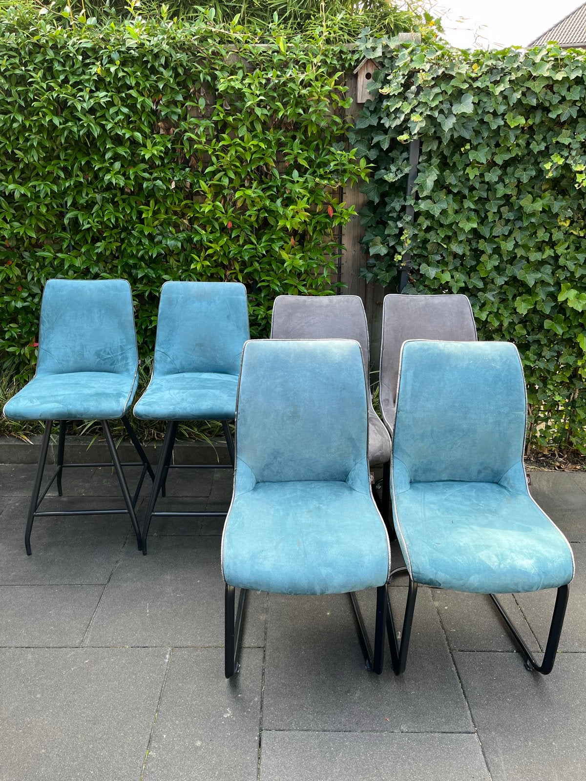 GRATIS - Set van 2 barkrukken en 4 eetkamerstoelen, Ophalen, Gebruikt, Met voetsteun, 60 tot 90 cm