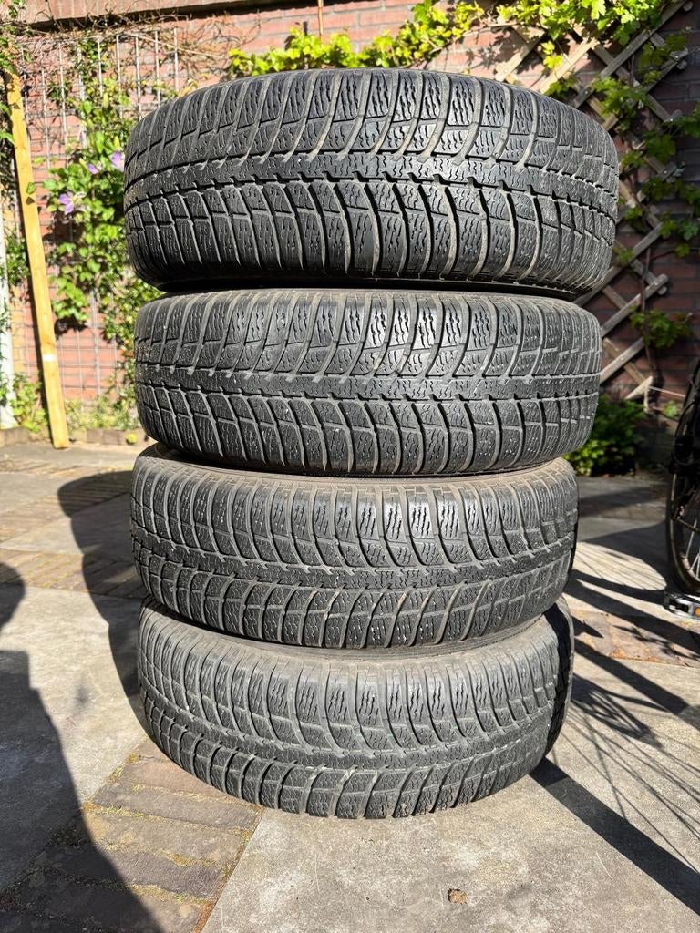 Set winterbanden met wieldoppen, Ophalen of Verzenden, Gebruikt, Renault